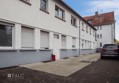 Hof mit Stellplätzen