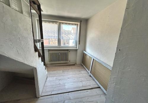 Zimmer EG mit Treppe ins DG