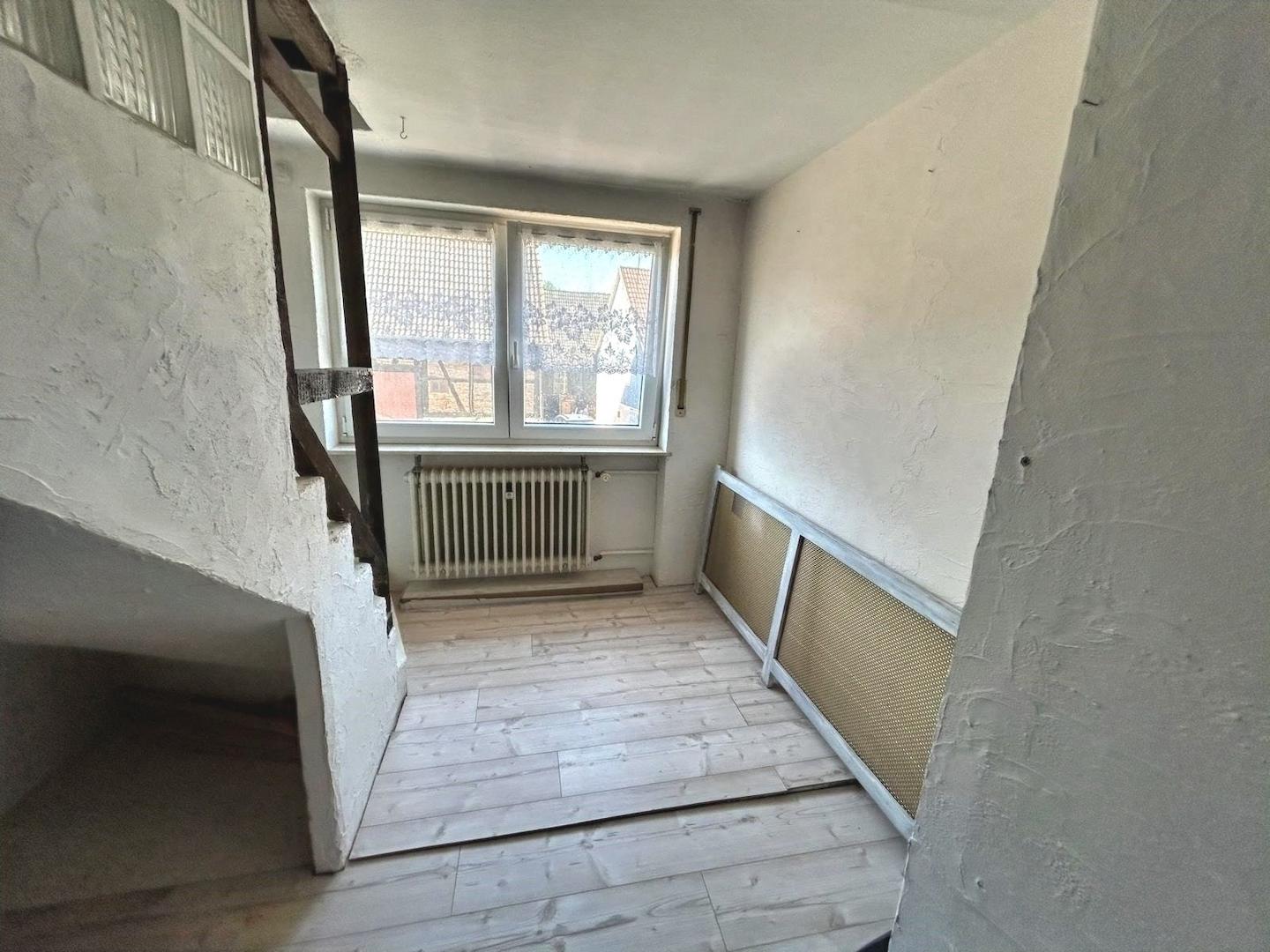 Zimmer EG mit Treppe ins DG