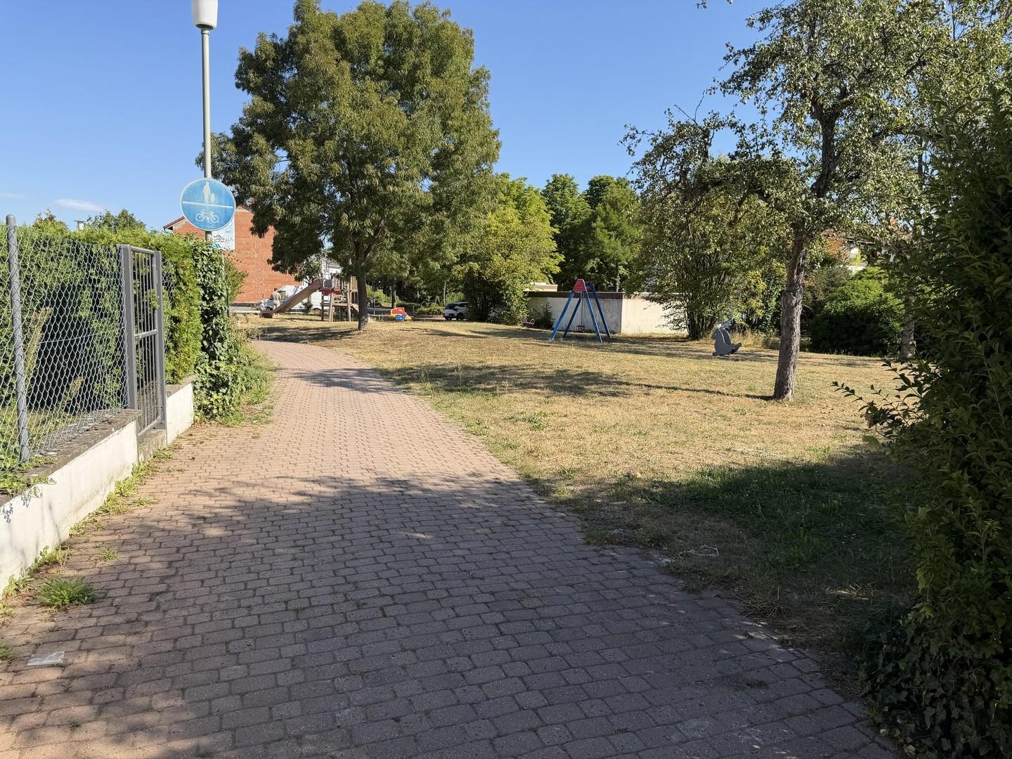 Spielplatz vor dem Haus
