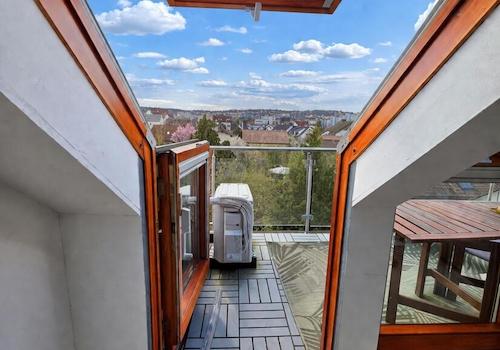 Ausstieg zum Balkon mit KI überarbeitet