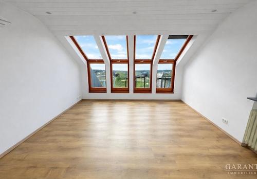 Wohnbereich mit Ausstieg zum Balkon Bild mit KI Un