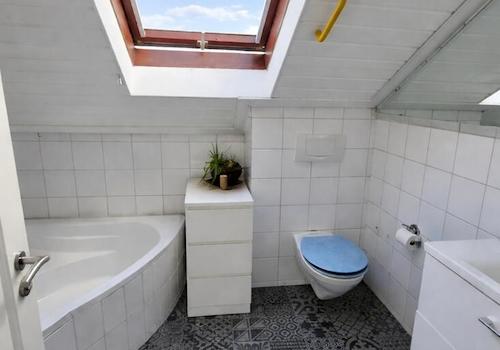 Bad mit Wanne und WC mit KI Unterstützung