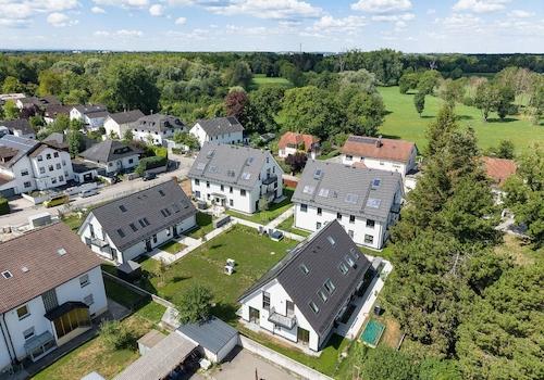 Luftbild (Ost-Ansicht) / Blick zum Naturschutzgebiet