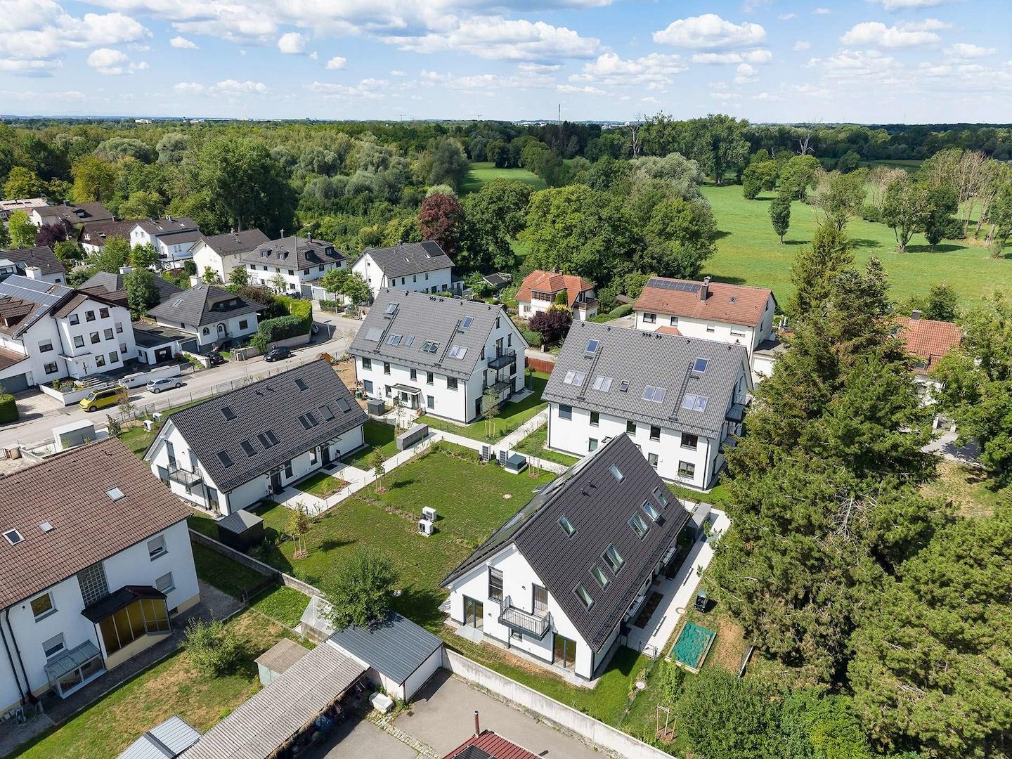 Luftbild (Ost-Ansicht) / Blick zum Naturschutzgebiet