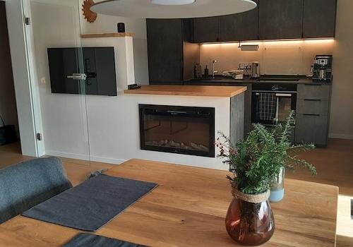Wohnzimmer mit offener Küche