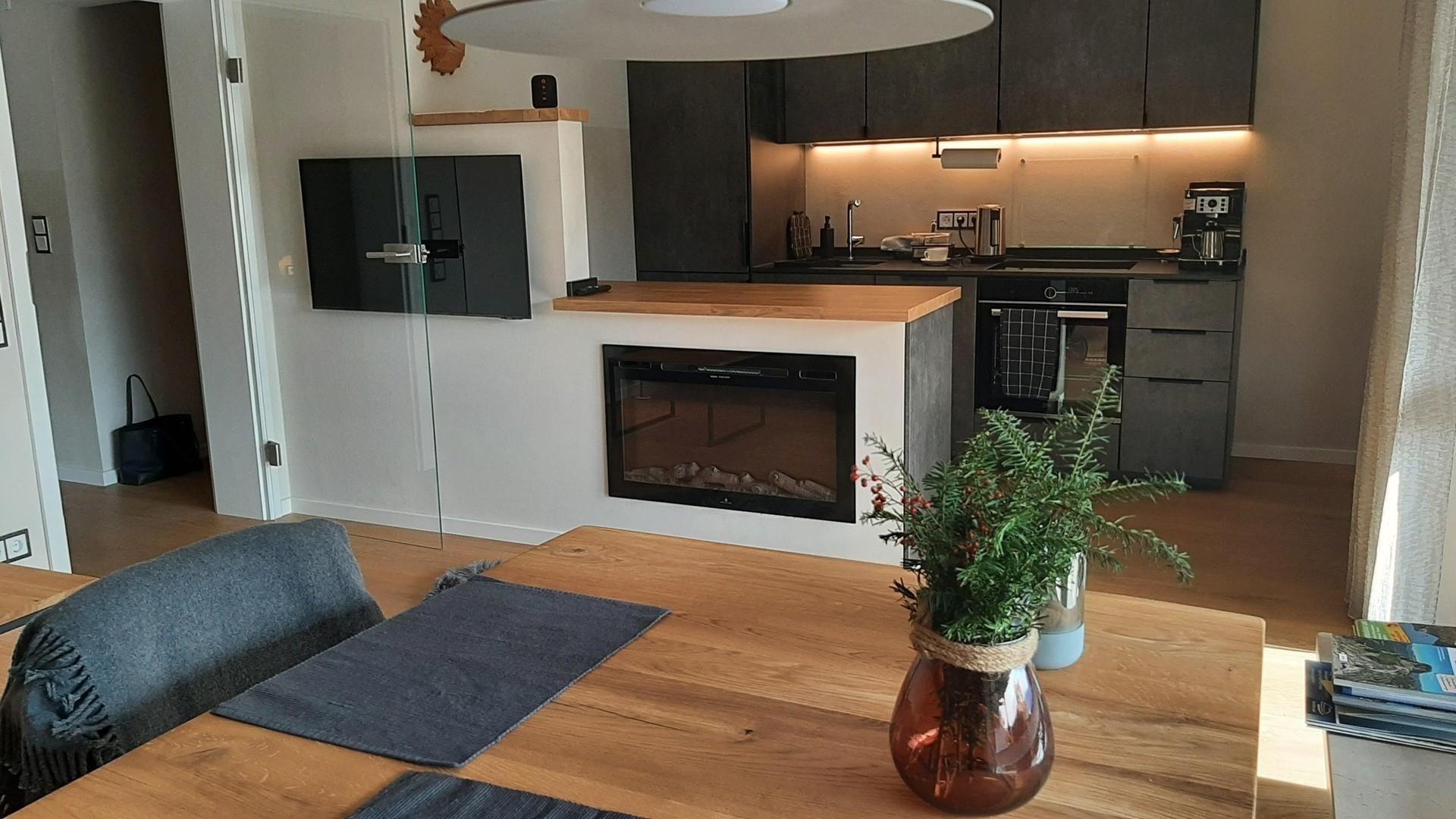 Wohnzimmer mit offener Küche