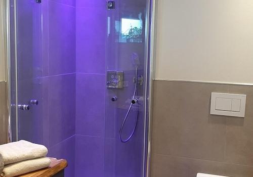 Bad Dusche und Toilette