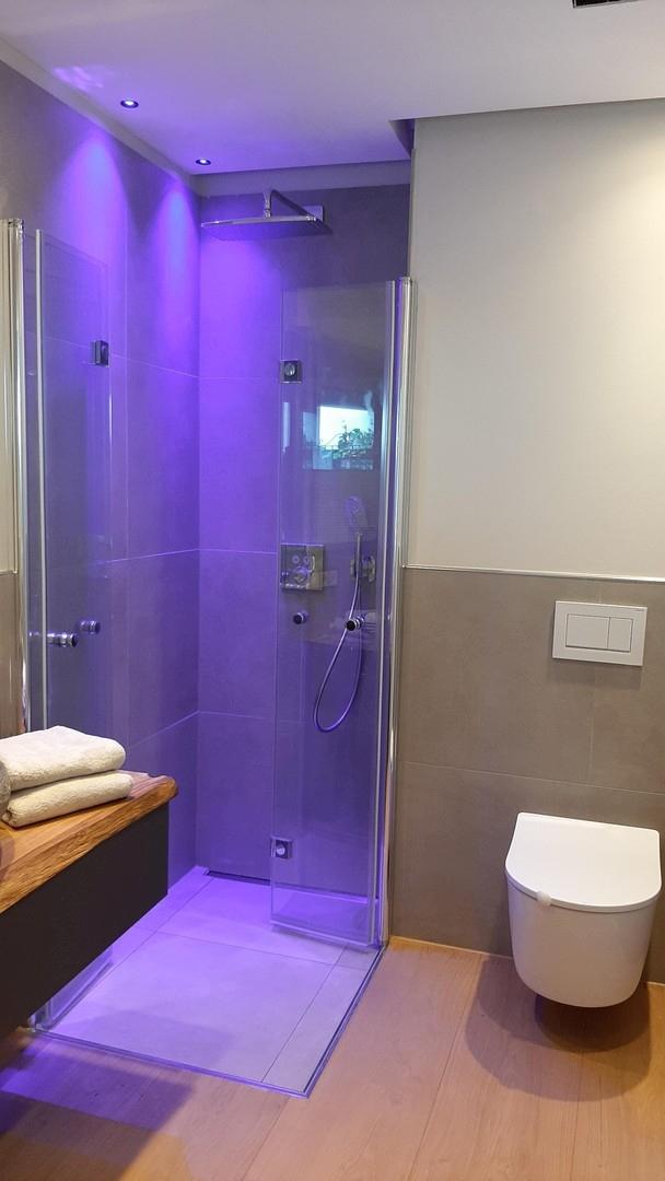 Bad Dusche und Toilette