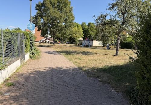Spielplatz vor dem Haus