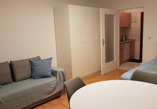 Helles Zimmer mit Doppelbett