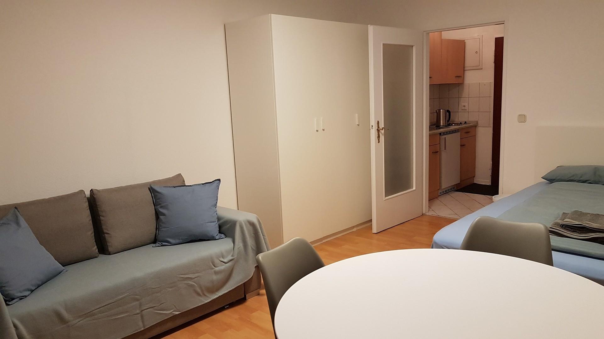 Helles Zimmer mit Doppelbett