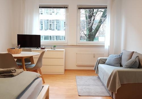 Helles Zimmer mit Doppelbett