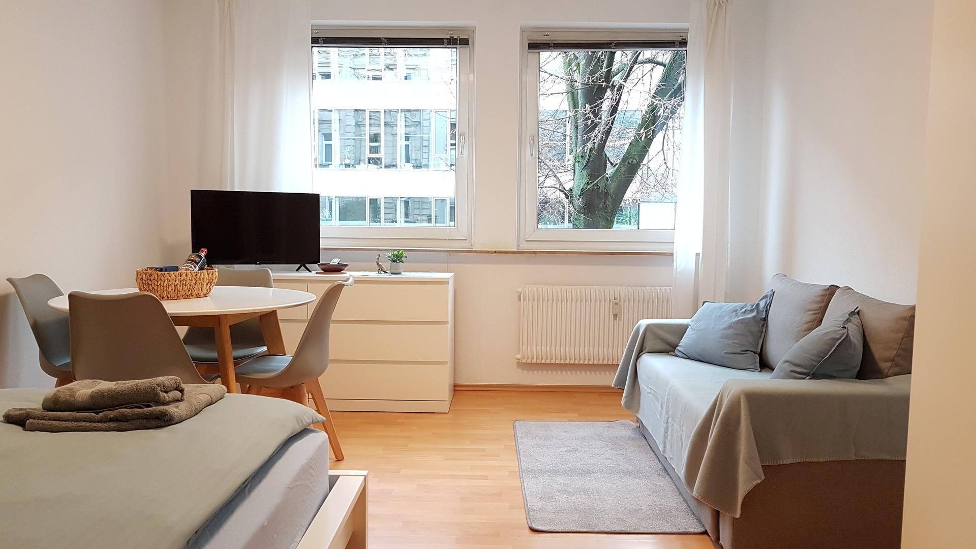 Helles Zimmer mit Doppelbett
