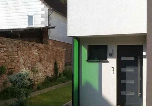 sonniger Haustürvorplatz