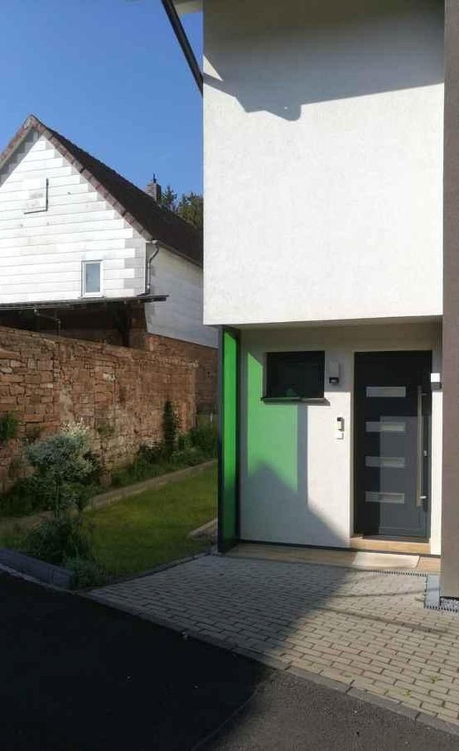 sonniger Haustürvorplatz