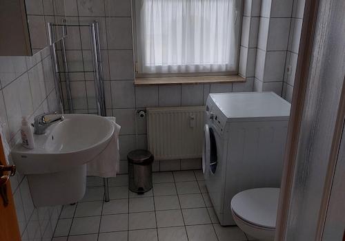 Bad mit Dusche u.Waschmaschine