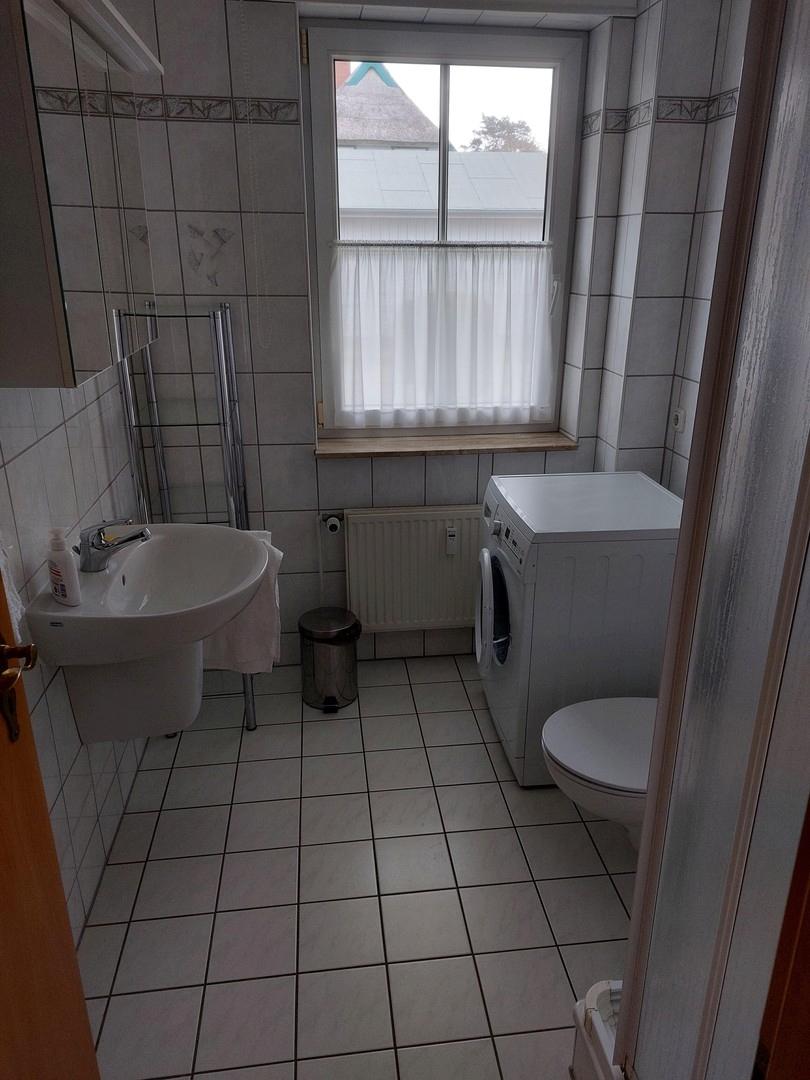 Bad mit Dusche u.Waschmaschine