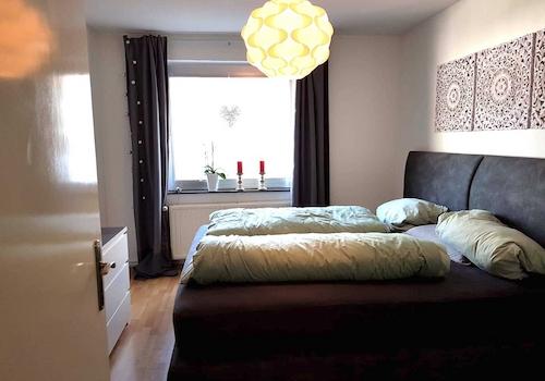 Schlafzimmer 1