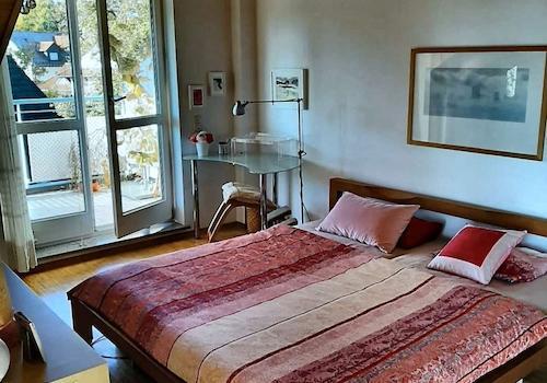Schlafzimmer mit Balkonzugang