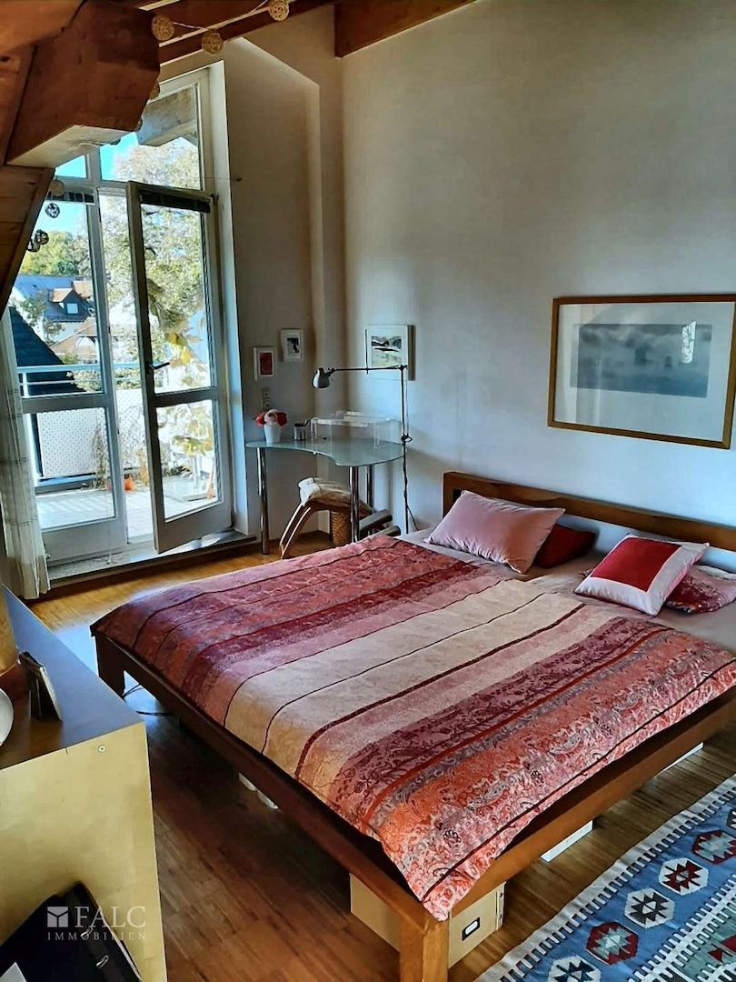Schlafzimmer mit Balkonzugang