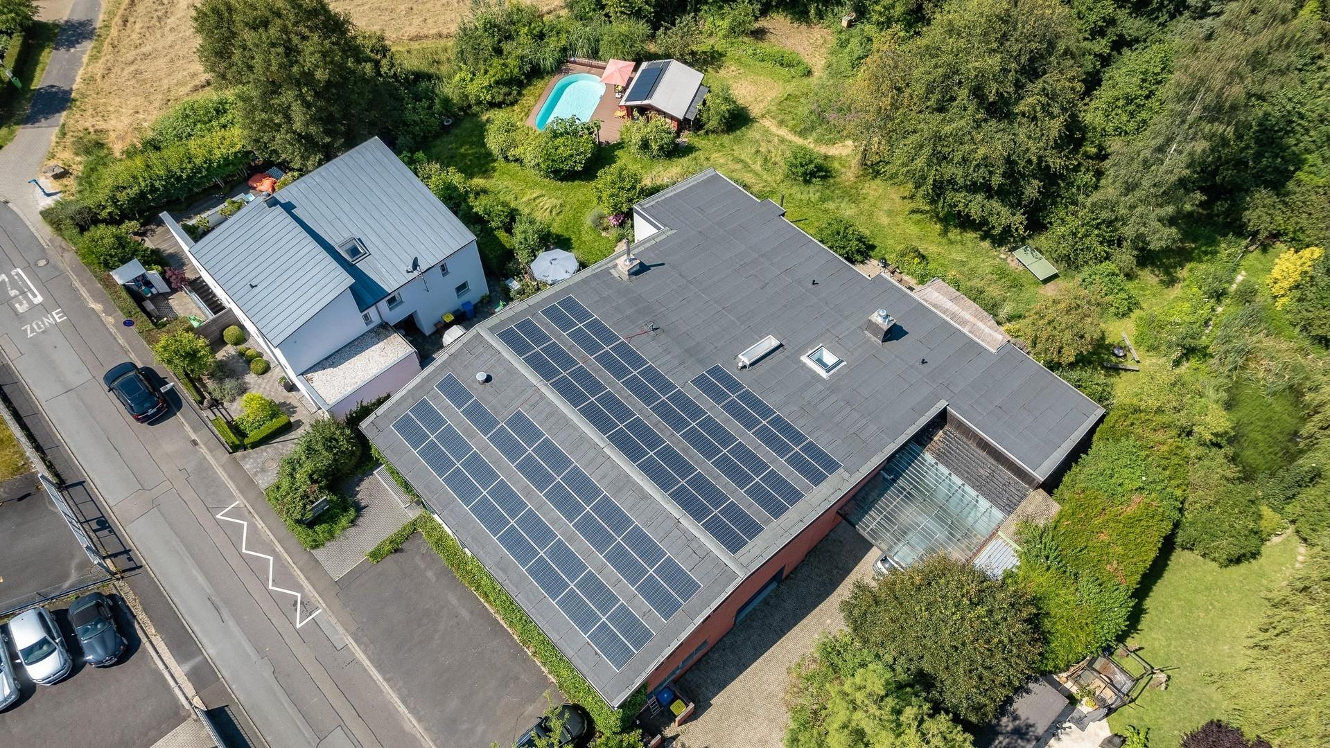 Halle mit PV, Wohnen & Garten