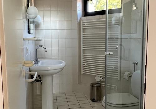 Erstes Bad mit Dusche