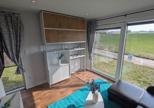 Wohnzimmer mit Regal
