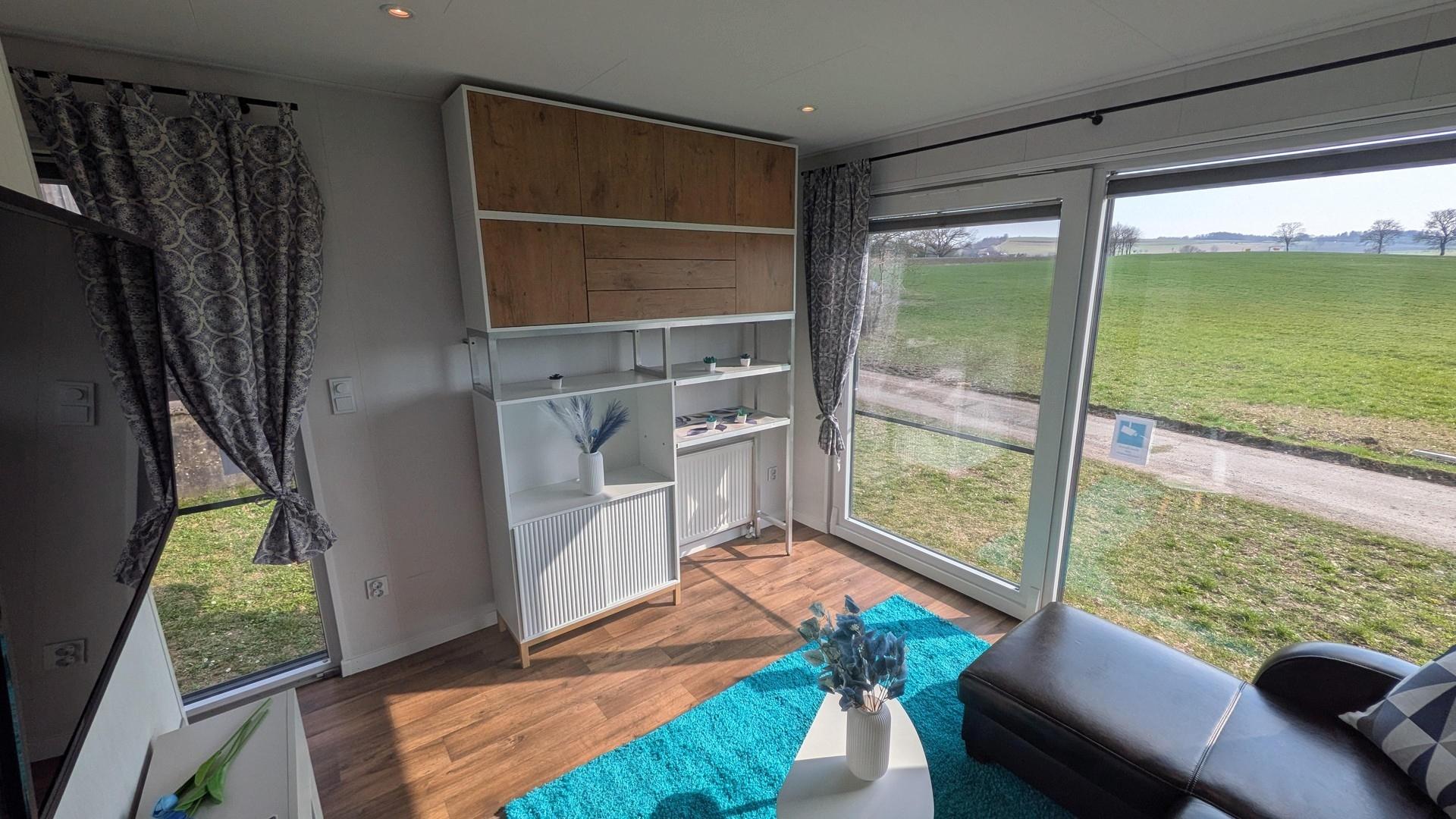 Wohnzimmer mit Regal