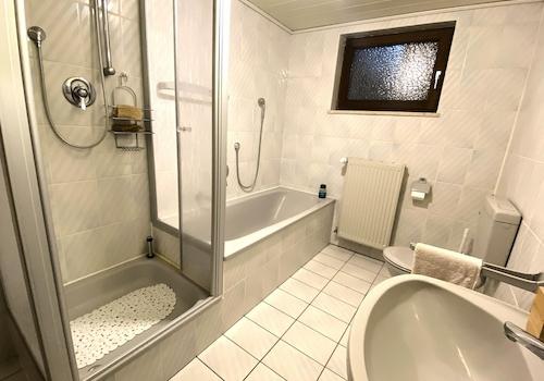 UG Bad/WC