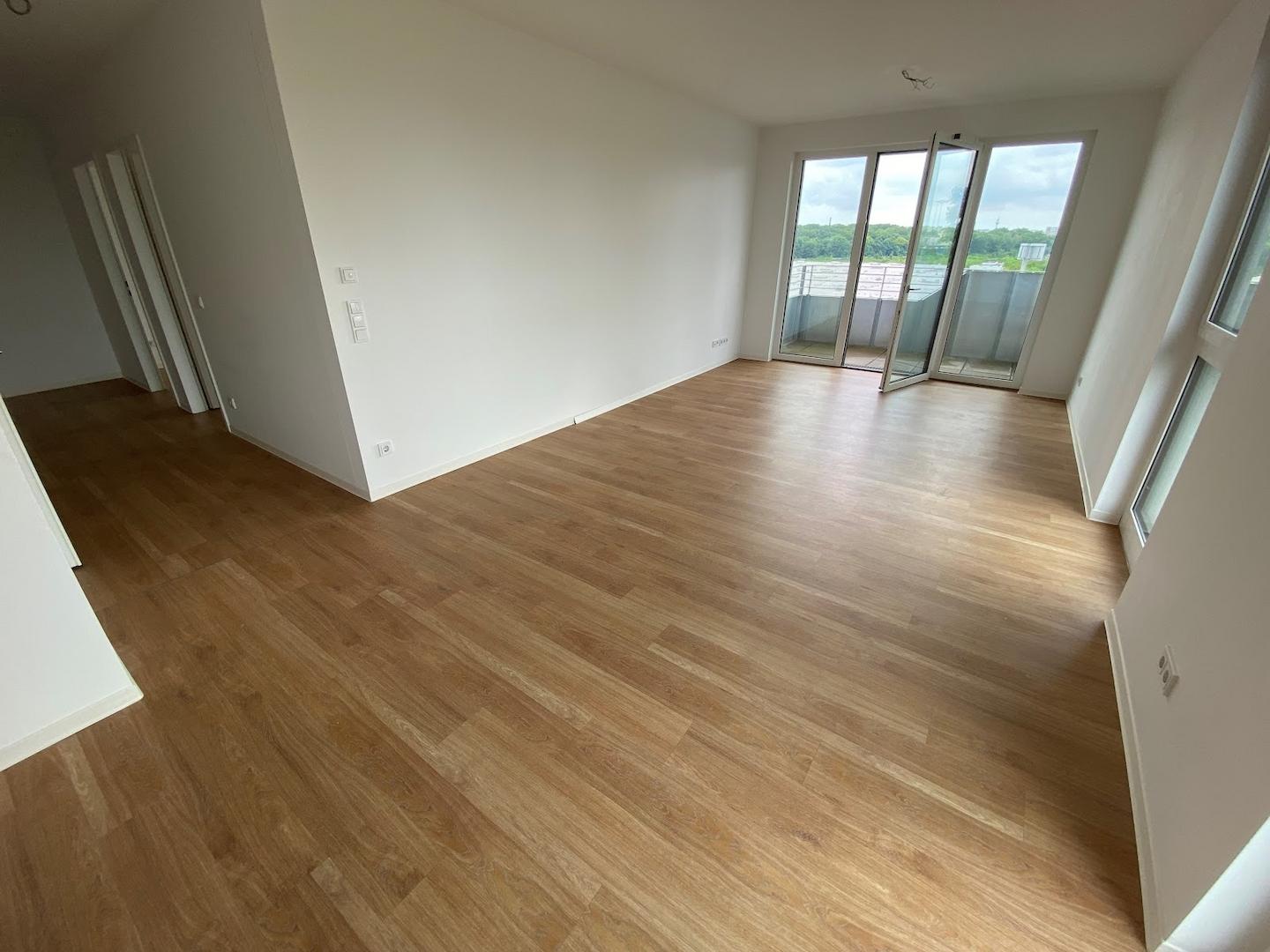 Wohnzimmer mit Balkonzugang - Raum 1