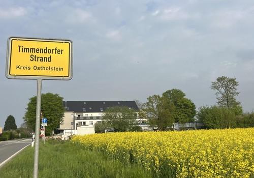 Ortseingang mit Gebäude
