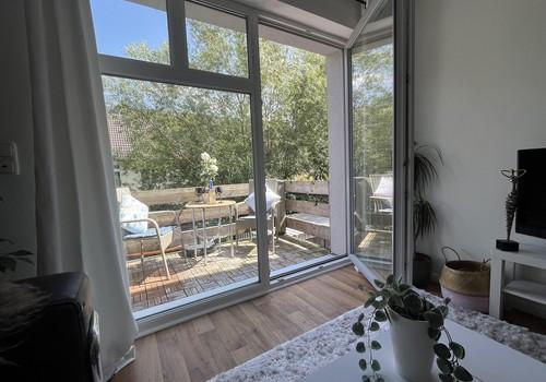 Wohnzimmer mit Balkon