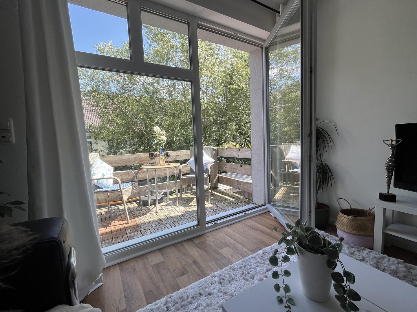 Wohnzimmer mit Balkon