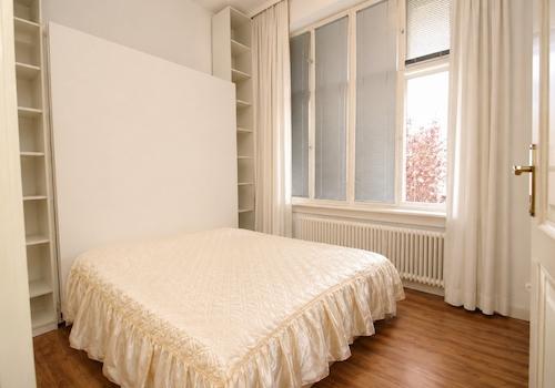 Schlafzimmer nach Beräumung, mit KI von Möbel befreit