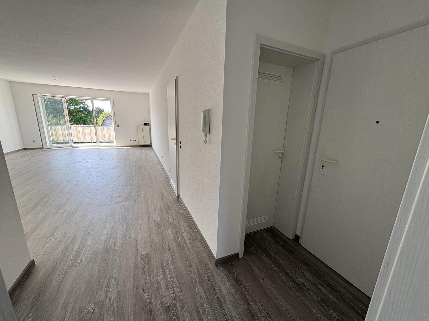 Blicl auf Wohnzimmer/Vorratsra