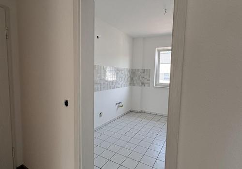 Blick aus Flur in Küche