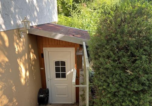 zusätzlicher Eingang zur Einliegerwohnung