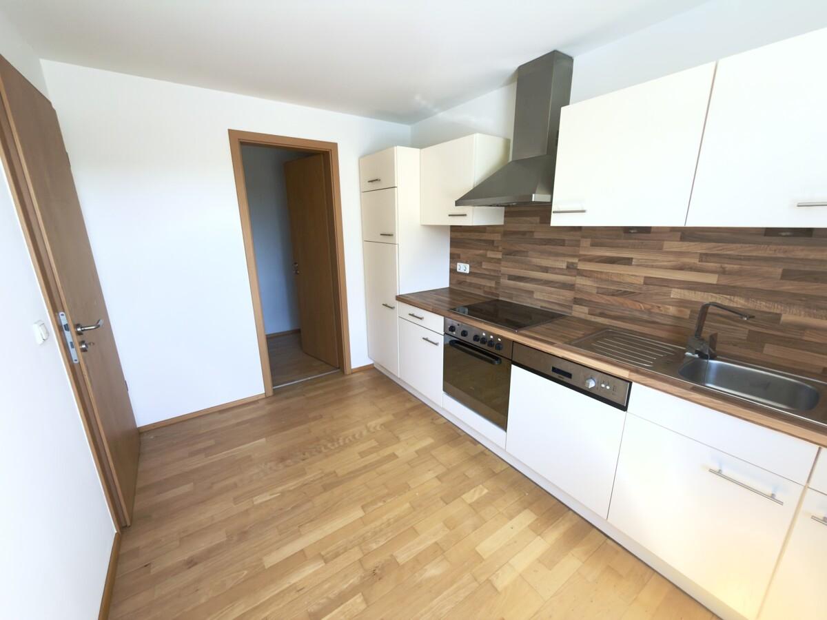 Küche mit Blick zur Abstellkammer