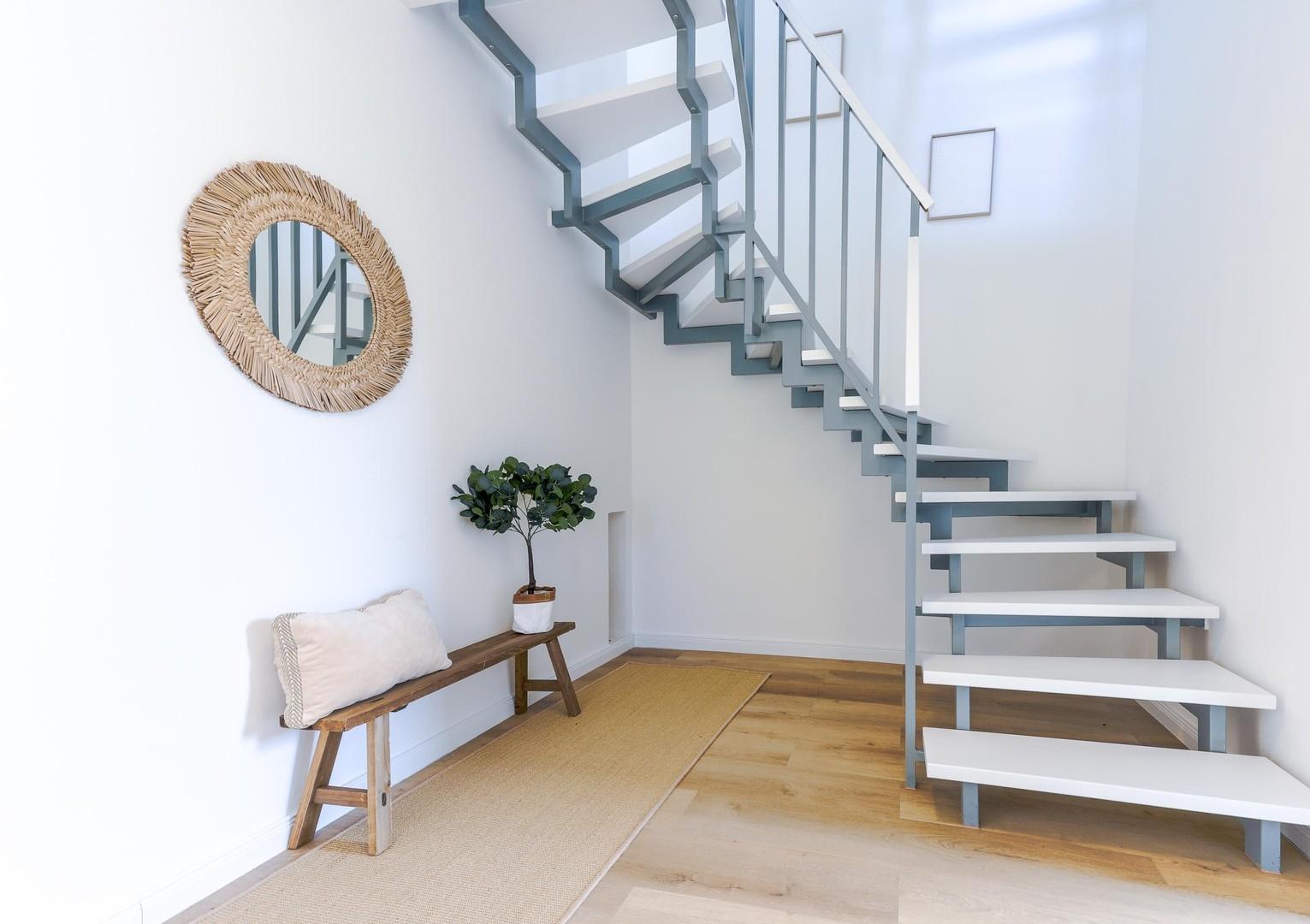 Flur mit Treppe im EG