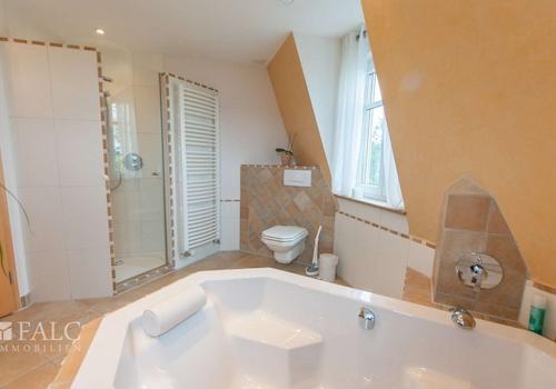 Hauptbad_mit_Wanne_und_Dusche