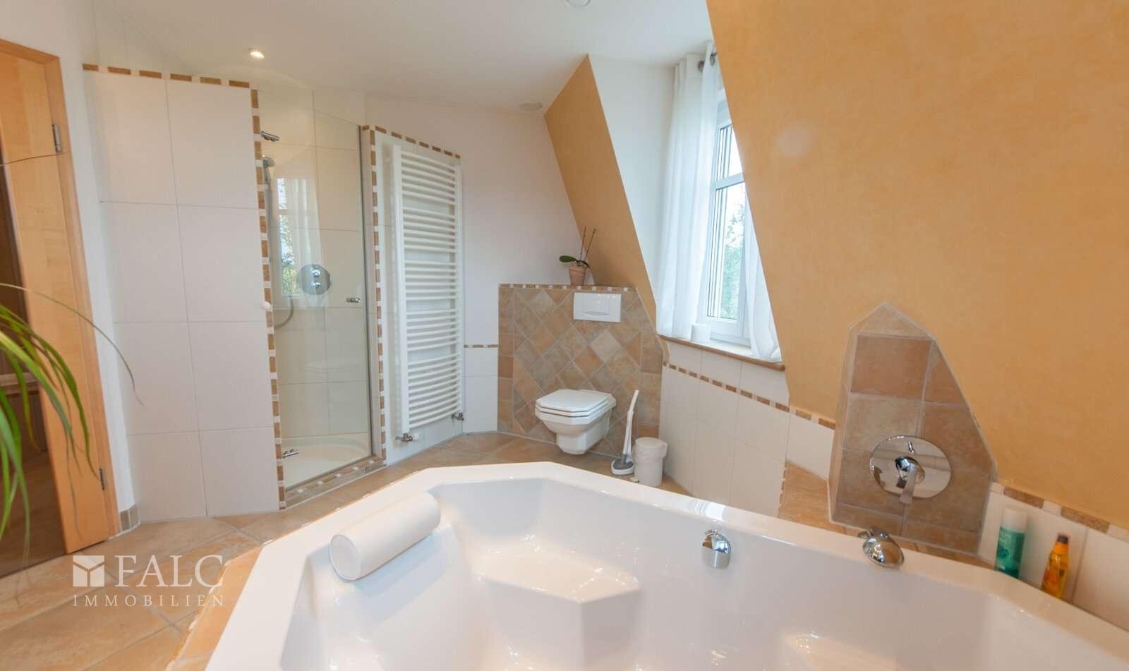 Hauptbad_mit_Wanne_und_Dusche
