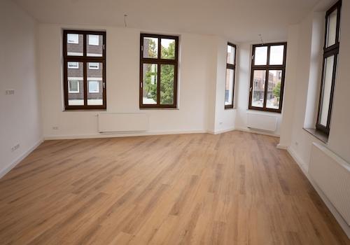 Wohnzimmer mit Fensterfront