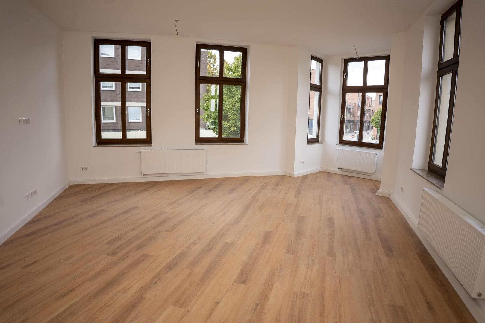 Wohnzimmer mit Fensterfront