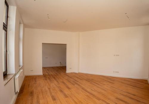 Wohnzimmer mit Küchenblick