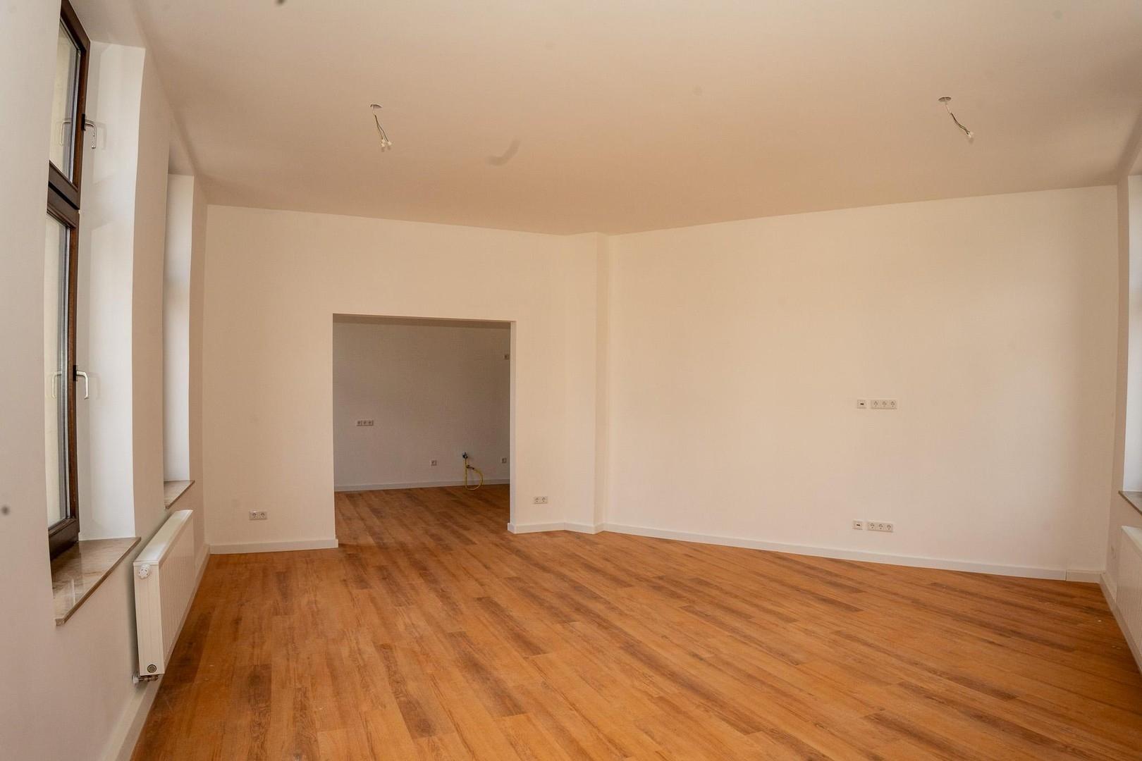 Wohnzimmer mit Küchenblick