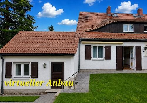 Gartenansicht mit Anbau KI