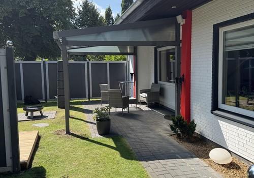 Seitliche Terrasse/Überdachung