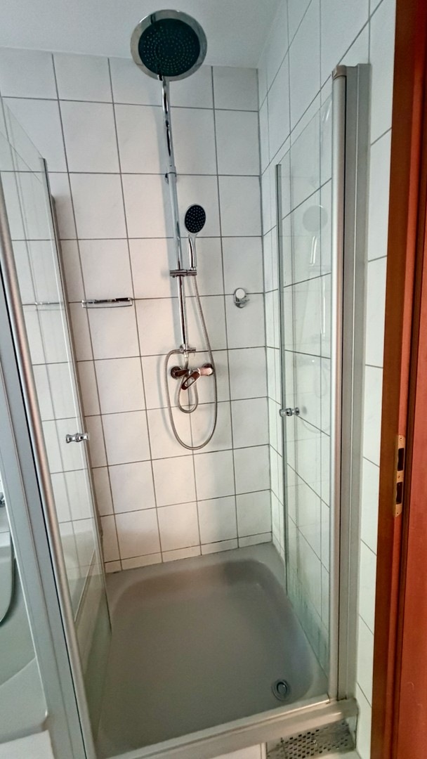 Dusche im Badezimmer