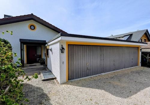 Außen - Garage und Stellplätze